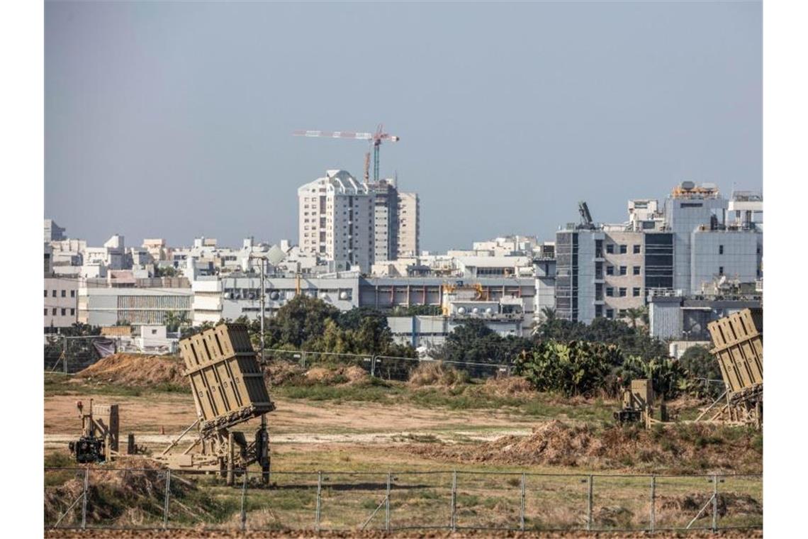 Das israelische Raketenabwehrsystem „Iron Dome“ hat einen Teil der Geschosse aus dem Gazastreifen abgefangen. Foto: Ilia Yefimovich/dpa