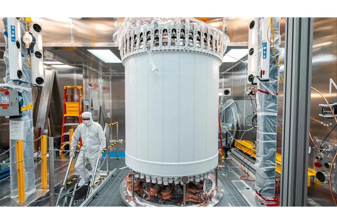 Das ist der Tank des LUX-ZEPLIN-Experiments im US-Bundesstaat South Dakota. Er ist mit zehn Tonnen des Edelgases Xenon gefüllt.