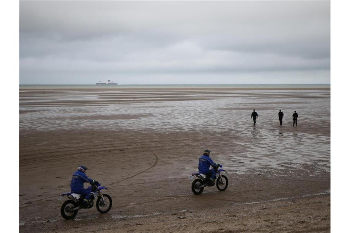 Das ist die neue EU-Außengrenze: Französische Polizeibeamte patrouillieren zu Fuß und per Motorrad am Strand von Oye-Plage in der Nähe von Calais. Foto: Michel Spingler/AP/dpa