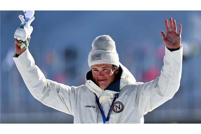 Das ist sie: Johannes Hoesflot Klaebo freut sich über seine achte Olympia-Goldmedaille.