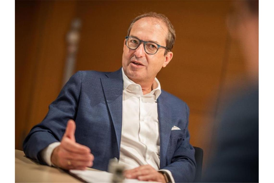 Genesenenregelung: Unionspolitiker fordern Rücknahme „Das ist vollkommen planlos“: Alexander Dobrindt kritisiert die „fragwürdige“ Verkürzung des Gensenenstatus in Deutschland. Foto: Michael Kappeler/dpa