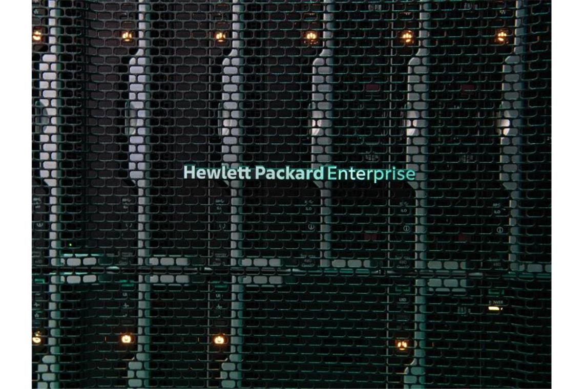 Elternzeit bei vollem Gehalt: Firmen werben um Mitarbeiter Das IT-Unternehmen Hewlett Packard Enterprise bietet seinen Angestellten ab sofort eine sechsmonatige Elternzeit bei voller Weiterbezahlung. Foto: Marijan Murat/dpa