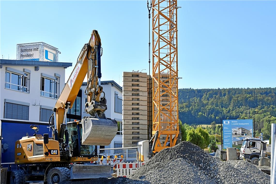 Fachkräftemangel: Firmen legen sich mächtig ins Zeug Das IT-Unternehmen L-Mobile Solutions GmbH in Sulzbach an der Murr investiert in ein neues Gebäude, das unter anderem Apartments vorsieht, um Mitarbeiter, die aus dem ganzen Bundesgebiet kommen und remote (also von ihren dortigen Standorten aus) tätig sind, gut einarbeiten zu können. Foto: Tobias Sellmaier