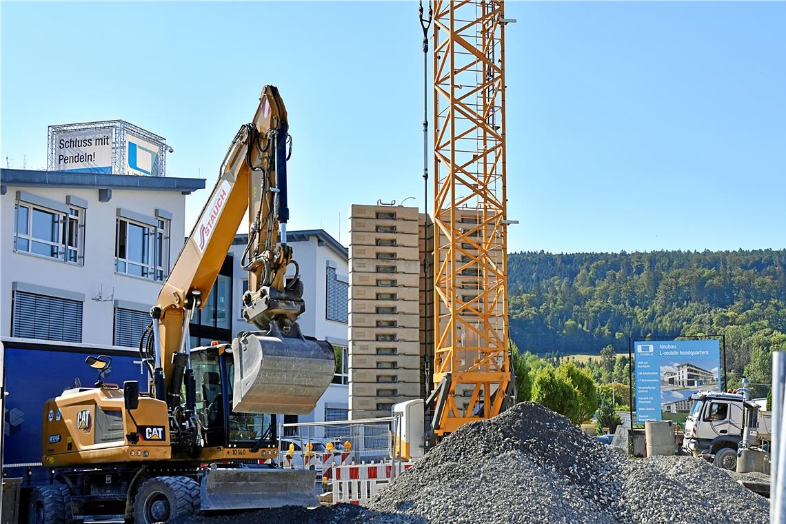 Das IT-Unternehmen L-Mobile Solutions GmbH in Sulzbach an der Murr investiert in ein neues Gebäude, das unter anderem Apartments vorsieht, um Mitarbeiter, die aus dem ganzen Bundesgebiet kommen und remote (also von ihren dortigen Standorten aus) tätig sind, gut einarbeiten zu können. Foto: Tobias Sellmaier