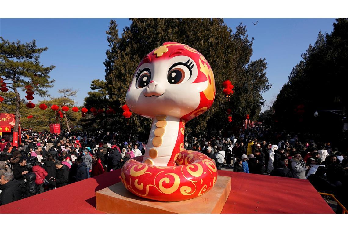 Bilder des Tages Das Jahr der Schlange: zum chinesischen Neujahrsfest wird eine Schlangenfigur in Peking präsentiert.