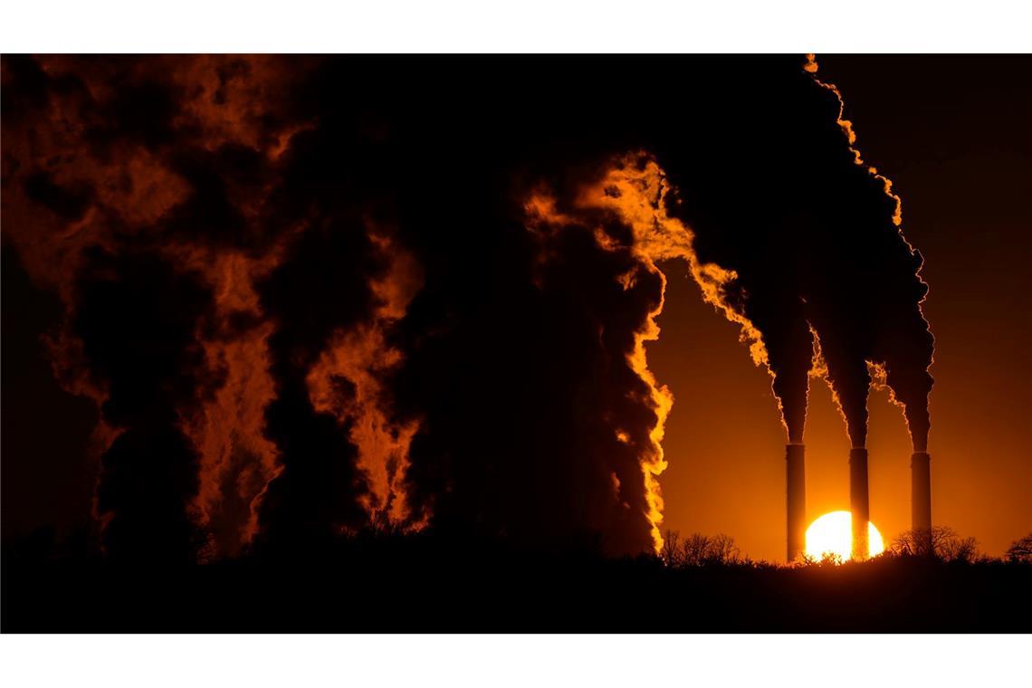 Das Jeffrey Energy Center Kohlekraftwerk ist bei Sonnenuntergang in der Nähe von Emmett in den USA in Betrieb.