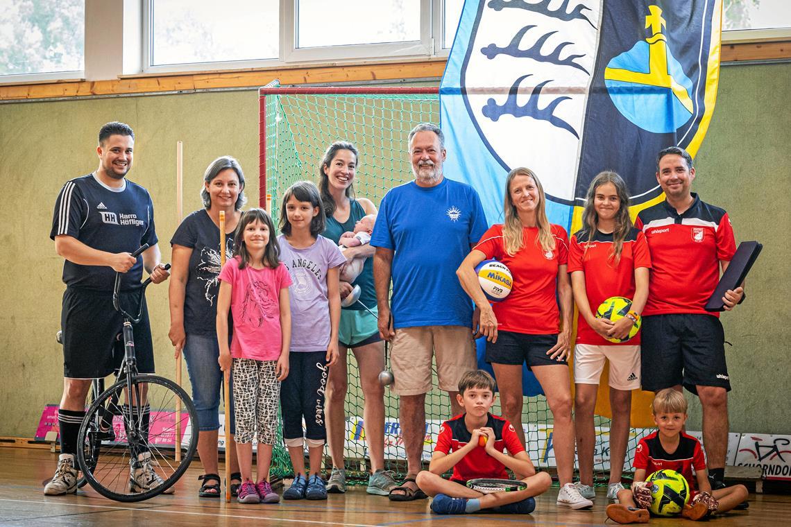 Mit Fechten und Radball in den Schlagzeilen Das jüngste Familienmitglied ist erst zwei Monate alt, das Oberhaupt zählt 70 Lenze: David Piesch, Katrin Scheibner mit Alexandra und Viktoria, Hannah Piesch mit Kleo sowie Gunter, Henry, Jasmin, Romy, Falko und Max Piesch (von links) in der Radsporthalle. Foto: Alexander Becher