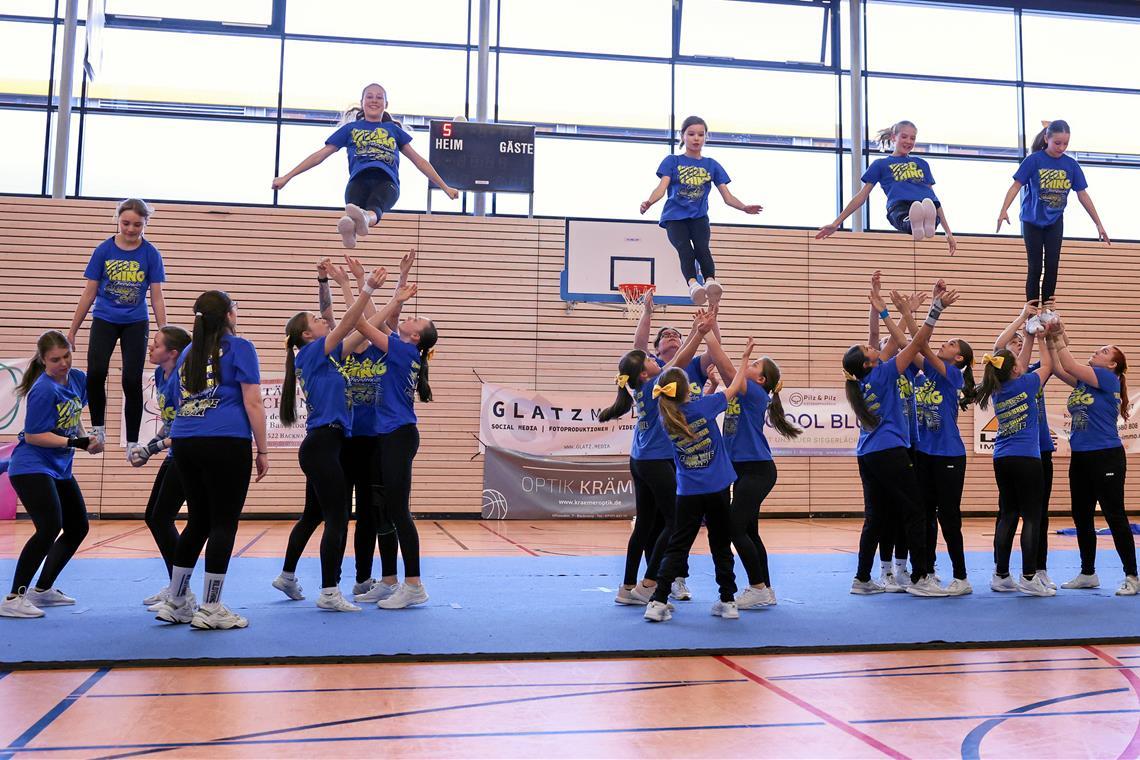 Die Wild Things setzen zum Höhenflug an Das Junior-Team der Wild Thing-Cheerleadinggruppe tritt beim Basketballspiel am vergangenen Samstag noch in ihren Trainingsoutfits auf. Die Mädchen warten auf ihre Turnierkostüme für die Meisterschaft, die noch im Zoll feststecken. Foto: Alexander Becher