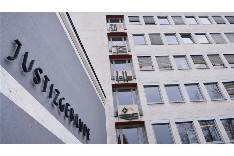 Das Justizgebäude in Aschaffenburg, in dem sich das Landgericht befindet: Fünf junge Männer haben zum Auftakt eines Prozesses gestanden, ältere Männer in Sex-Fallen gelockt zu haben (Archivfoto)