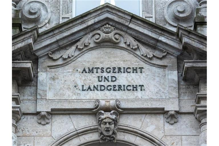 Das Justizgebäude in Regensburg. Eine 25 Jahre alte Frau muss sich dort wegen der Tötung ihrer neugeborenen Tochter verantworten. Foto: Armin Weigel/dpa