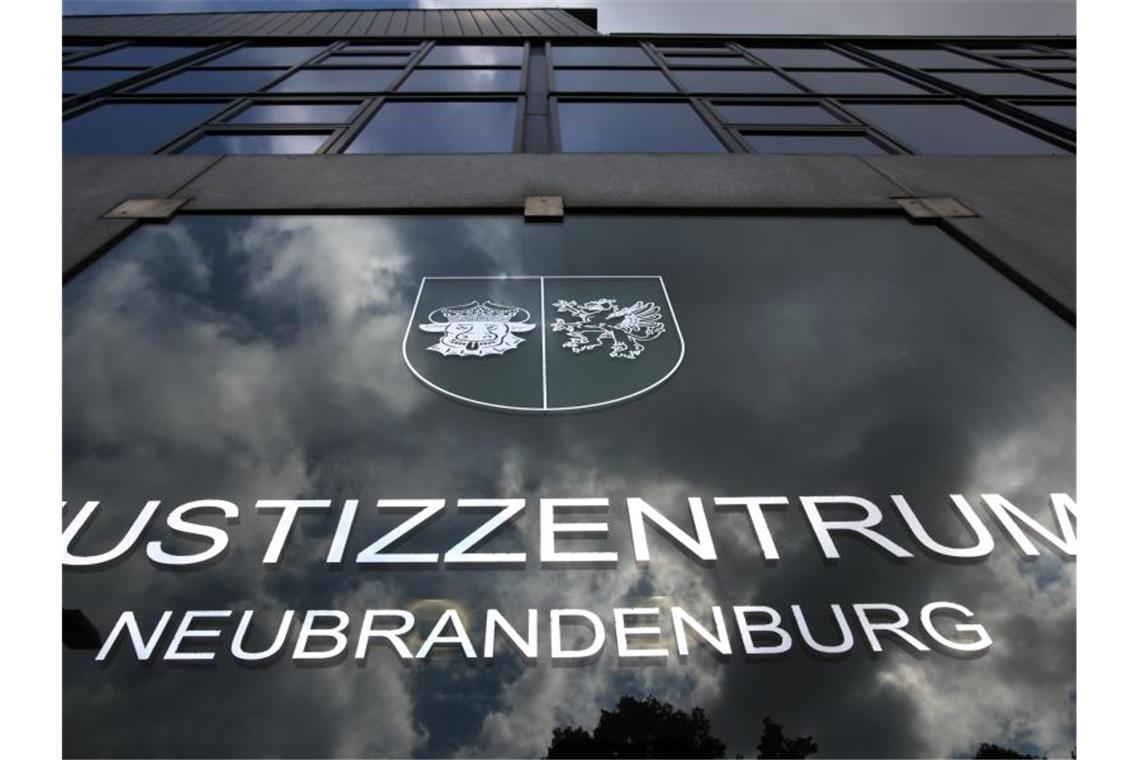 Angeklagter schweigt zu Prozessbeginn um Tod von Leonie Das Justizzentrum Neubrandenburg. Foto: Bernd Wüstneck/Archivbild