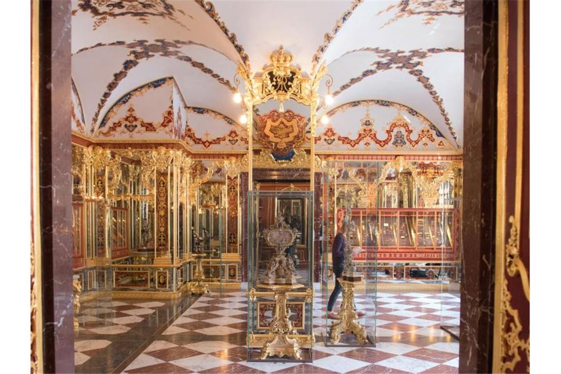 Das Juwelenzimmer im Historischen Grünen Gewölbe im Dresdner Schloss (Archiv). Ein Kunstmäzen bietet den Juwelendieben 1,3 Millionen Euro für die Rückführung des Diebesguts. Foto: Sebastian Kahnert/zb/dpa