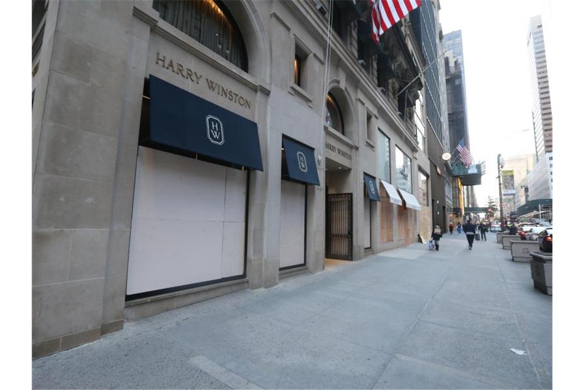 Das Juweliergeschäft Harry Winston auf der 5th Avenue wurde mit Brettern verbarrikadiert, um mögliche Plünderungen und Vandalismus rund um die US-Präsidentschaftswahl verhindern. Foto: Dan Herrick/ZUMA Wire/dpa