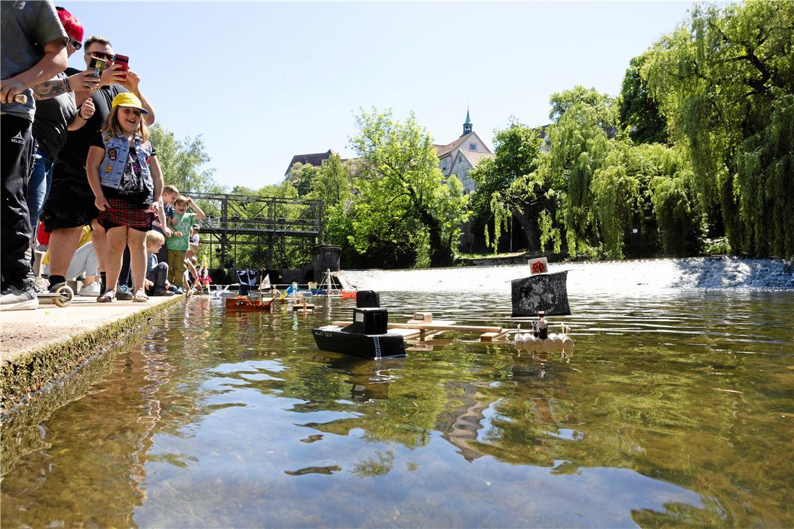 Bei der Mini-Murr-Regatta setzen 18 Bote in Backnang die Segel Das Juze-Floß der siebenjährigen Eleanor erhält am Ende den Preis für das kreativste Objekt. Foto: Alexander Becher
