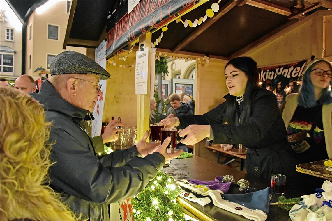Das Juze verkauft Glühwein und Kinderpunsch. Weihnachtsmarkt in Backnang 2025. 4...