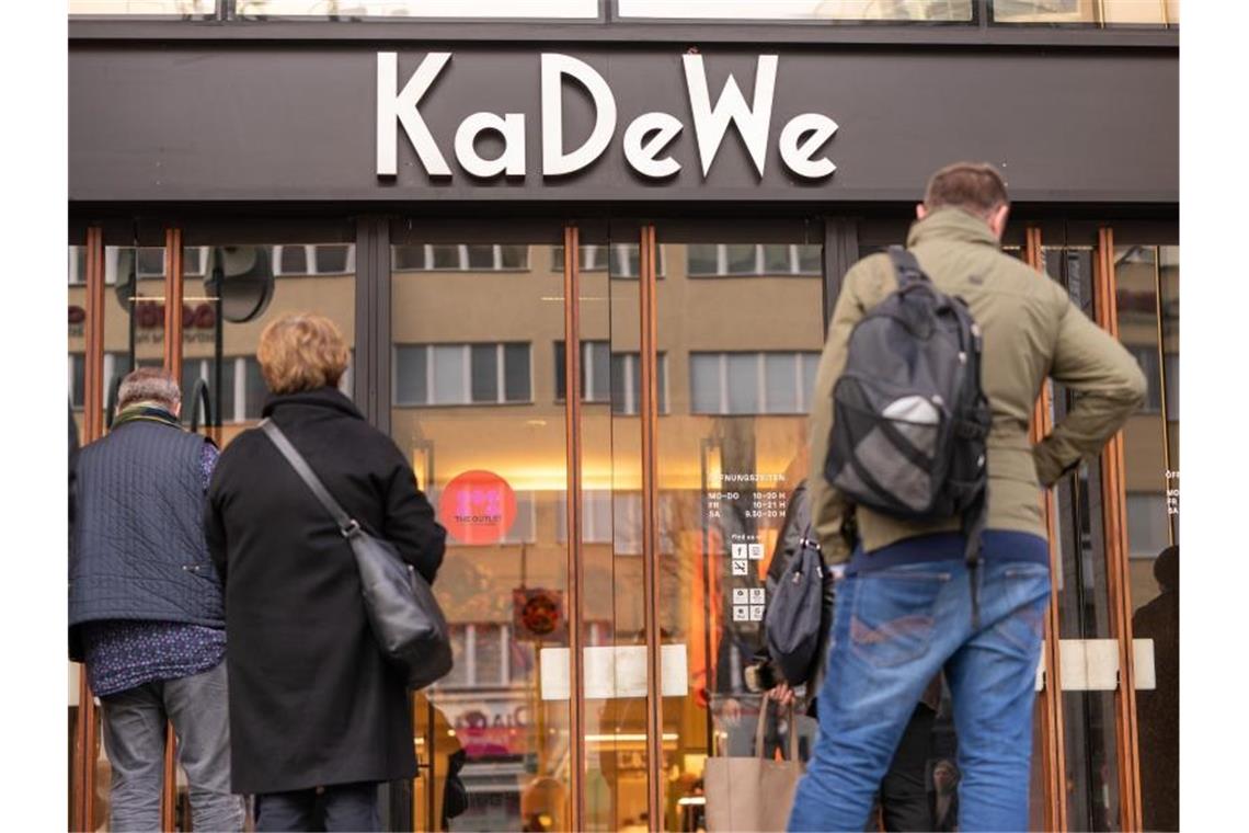 Das KaDeWe in Berlin gehört zu den Kaufhäusern, die wieder öffnen dürfen. Foto: Michael Kappeler/dpa