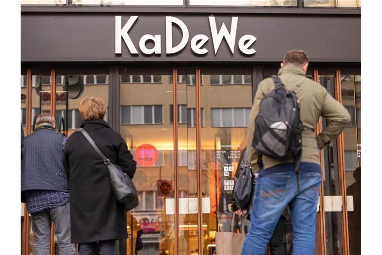 Das KaDeWe in Berlin gehört zu den Kaufhäusern, die wieder öffnen dürfen. Foto: Michael Kappeler/dpa