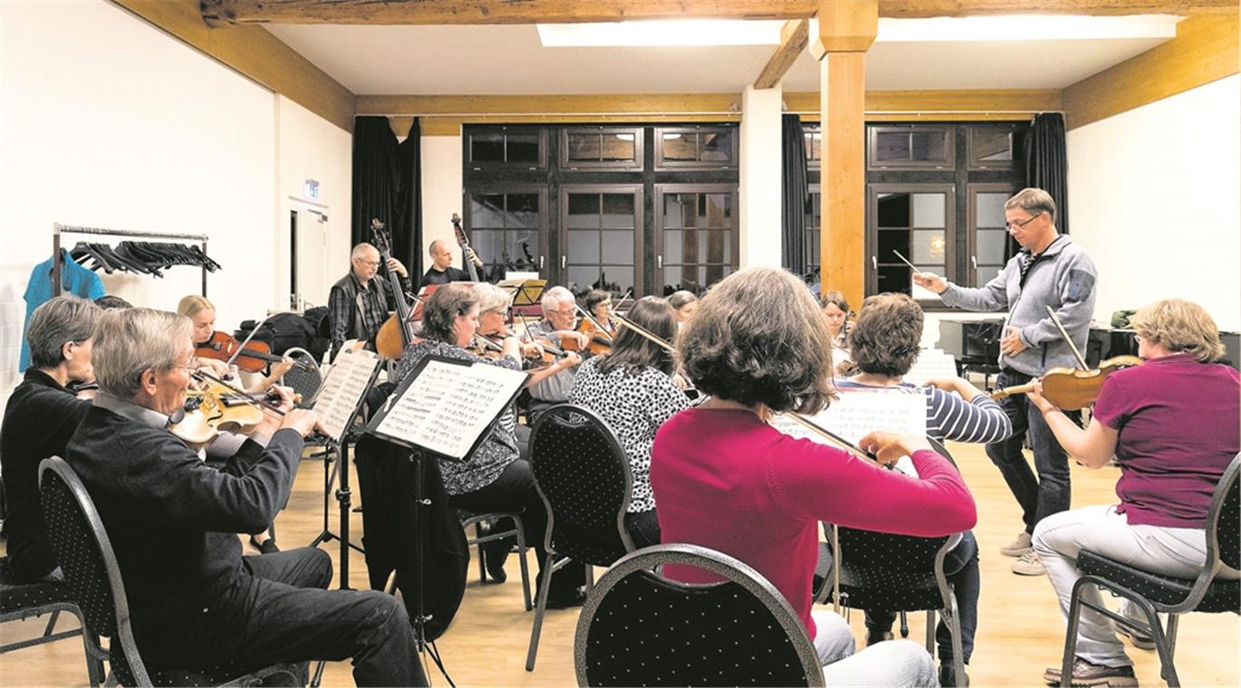 Das Kammerorchester beim Proben mit dem Dirigenten Matthias Baur im Saal des Kulturhauses Klosterhof. Foto: J. Fiedler