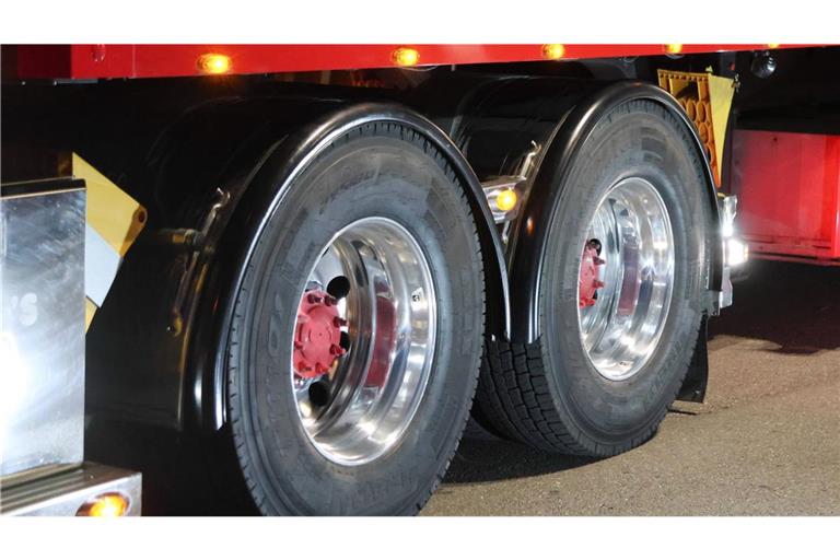 Das kann gefährlich werden: Nicht nur Lkw-Reifen sind vom aktuellen Rückruf bei Michelin erfasst.