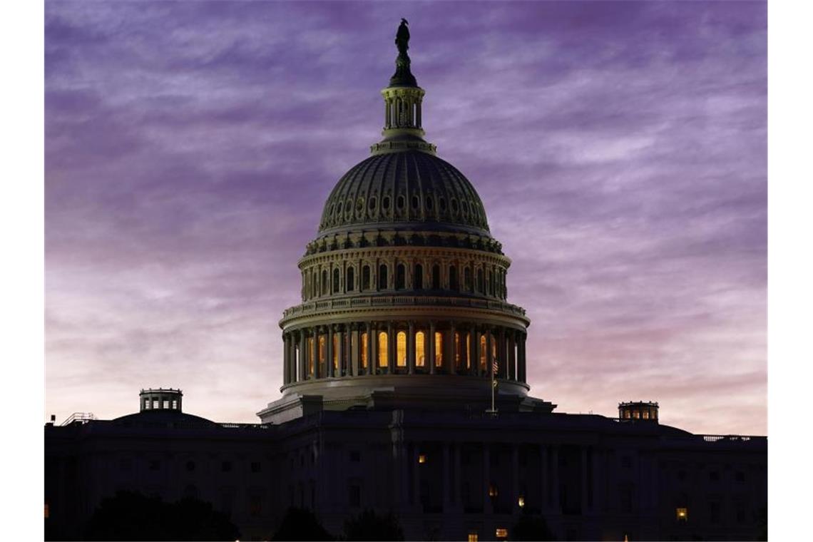 US-Kongress beschließt großes Corona-Konjunkturpaket Das Kapitol im Morgengrauen in Washington. Foto: J. Scott Applewhite/AP/dpa