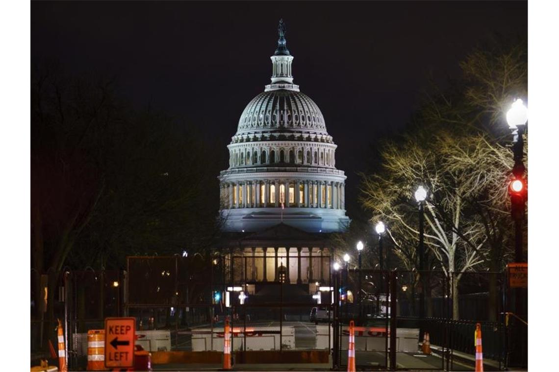 Das Kapitol ist abgeriegelt. Hinter dem Zaun beginnt das Amtsenthebungsverfahren gegen den ehemaligen US-Präsidenten Trump. Foto: J. Scott Applewhite/AP/dpa