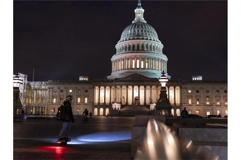 Das Kapitol ist im Rahmen des Amtsenthebungsverfahren gegen US-Präsident Trump hell erleuchtet. Foto: J. Scott Applewhite/AP/dpa