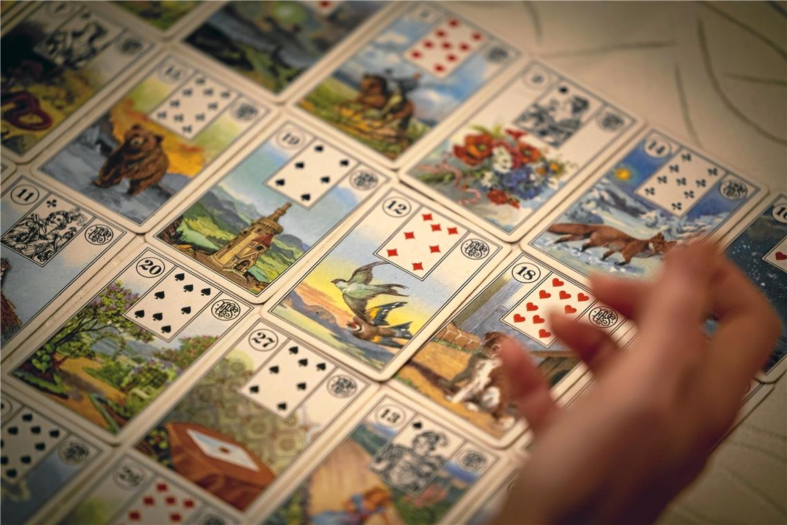 Besuch bei der Kartenlegerin: ein Blick ins Jahr 2023? Das Kartendeck geht auf Marie Anne Lenormand zurück.