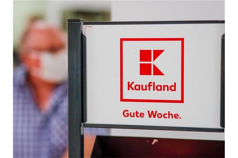 Das Kaufland-Logo auf einem Schild in einer Filiale. Foto: Gerald Matzka/dpa-Zentralbild/dpa/Symbolbild