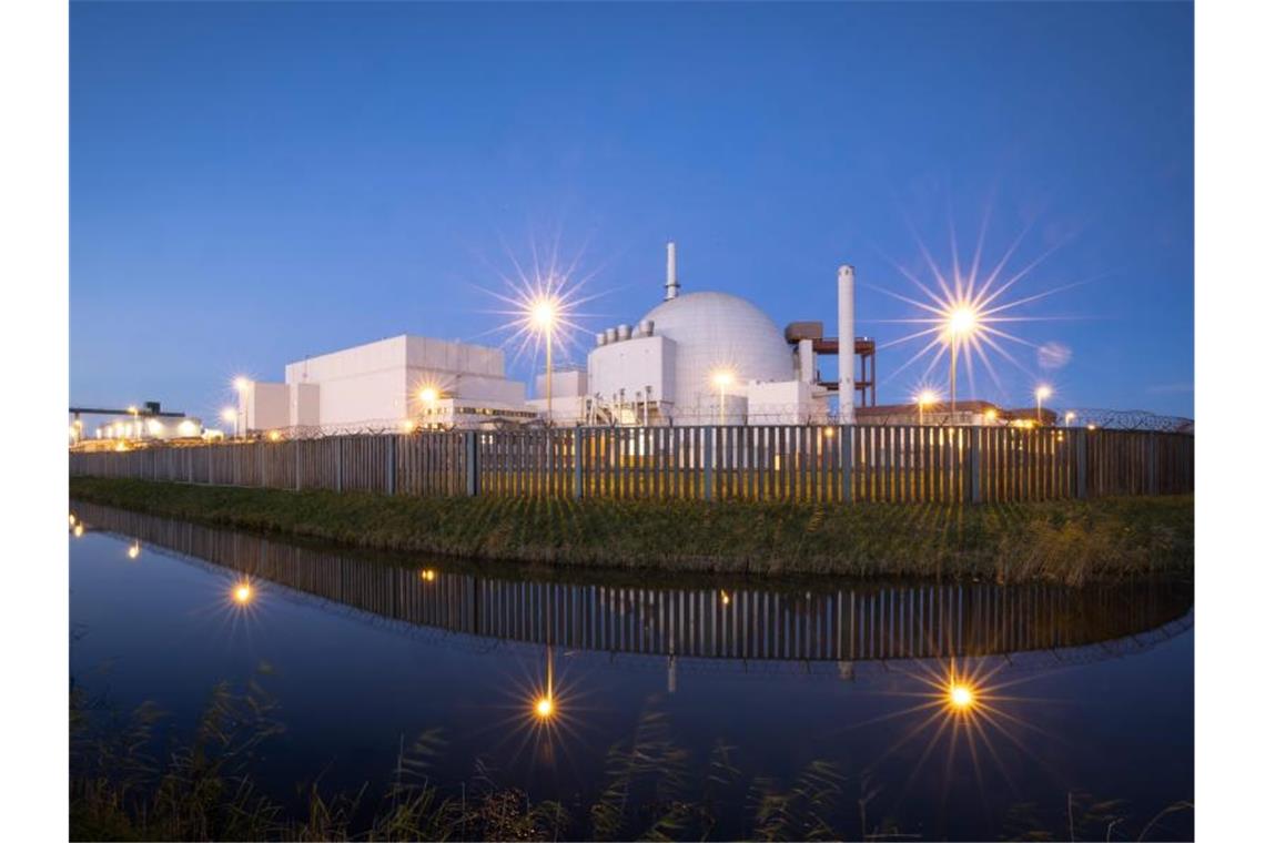 EU legt Kriterien für nachhaltige Investitionen fest Das Kernkraftwerk Brokdorf ist von einem Zaun und Wassergraben umgeben (Strahleneffekt durch lange Belichtungszeit). Nach knapp 35 Jahren Betriebszeit wird das Atomkraftwerk von Betreiber Preussen Elektra Ende 2021 abgeschaltet. Foto: Christian Charisius/dpa