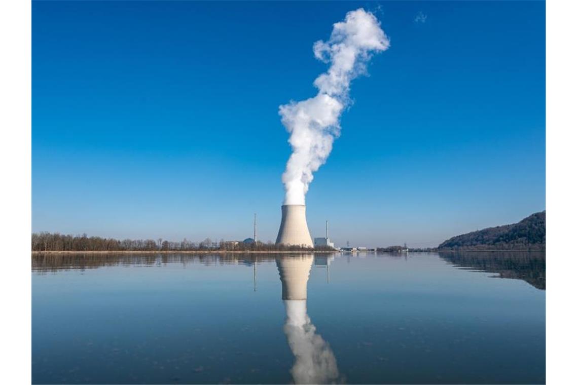 Mehrheit will Laufzeiten der drei Atomkraftwerke verlängern Das Kernkraftwerk Isar 2 im Landkreis Landshut ist das letzte in Bayern, das noch nicht vom Netz gegangen ist. Foto: Armin Weigel/dpa