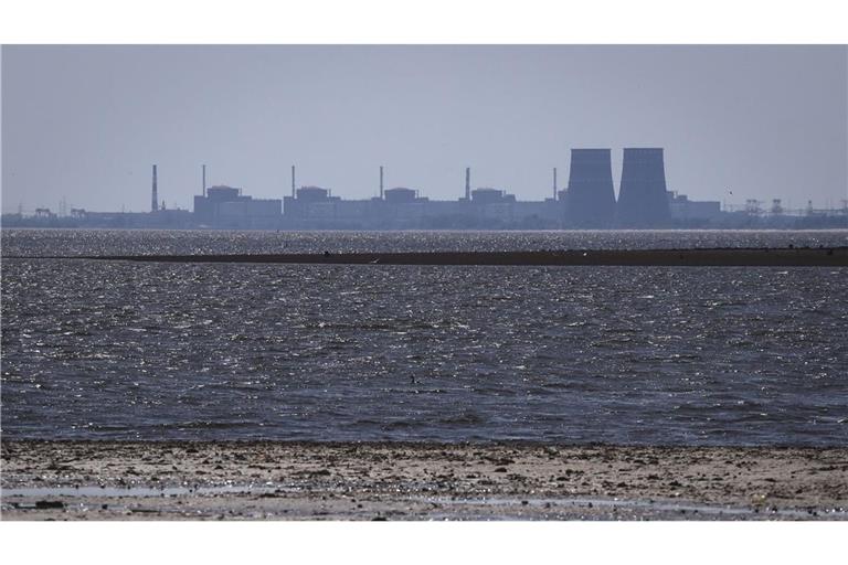 Das Kernkraftwerk Saporischschja ist im Hintergrund des flachen Kachowka-Stausees nach der Zerstörung des Staudamms im Juni 2023 zu sehen.