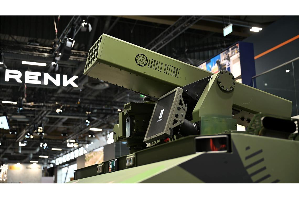 Das Kettenfahrzeug von Patria und Renk war bei der Eurosatory mit einem Anti-Drohnen-Waffensystem bestückt.