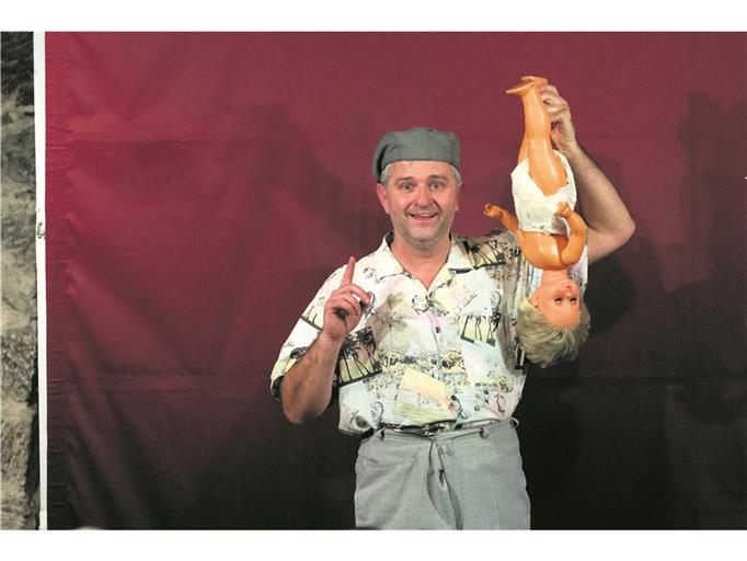 Das Kind hat eine volle Windel? Für Papa Alois Gscheidle kein Problem: Er gibt den Sprössling genau so im Kindergarten ab. Foto: J. Fiedler