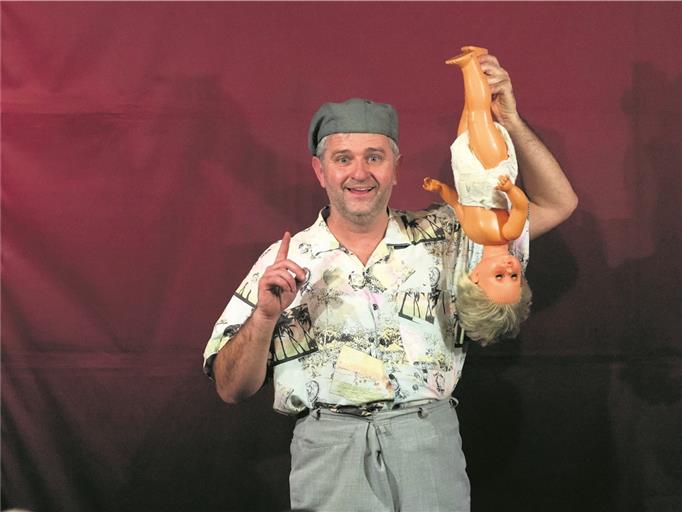 Das Kind hat eine volle Windel? Für Papa Alois Gscheidle kein Problem: Er gibt den Sprössling genau so im Kindergarten ab. Foto: J. Fiedler