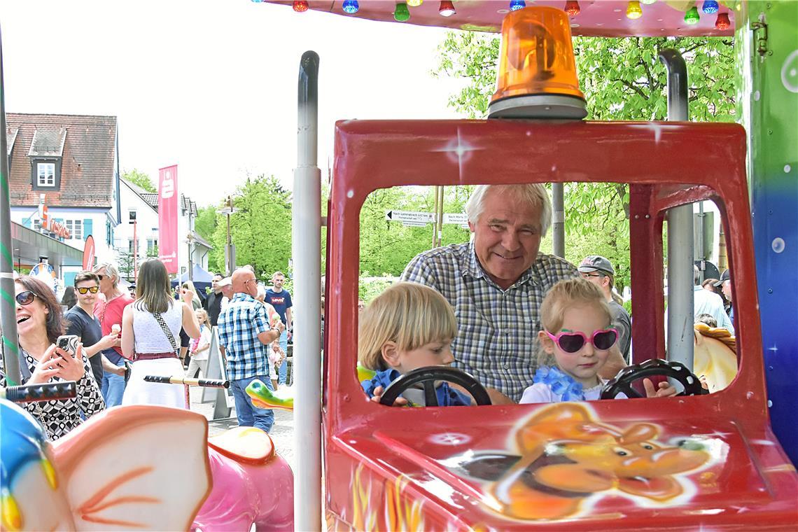 Das Kinderkarussell darf auch nicht fehlen.  Fleckaschau am 26. April 2026 in Un...