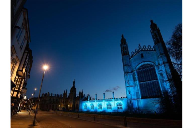 Das Kings College an der Uni Cambridge ist blau beleuchtet. Foto: Joe Giddens/PA Wire/dpa