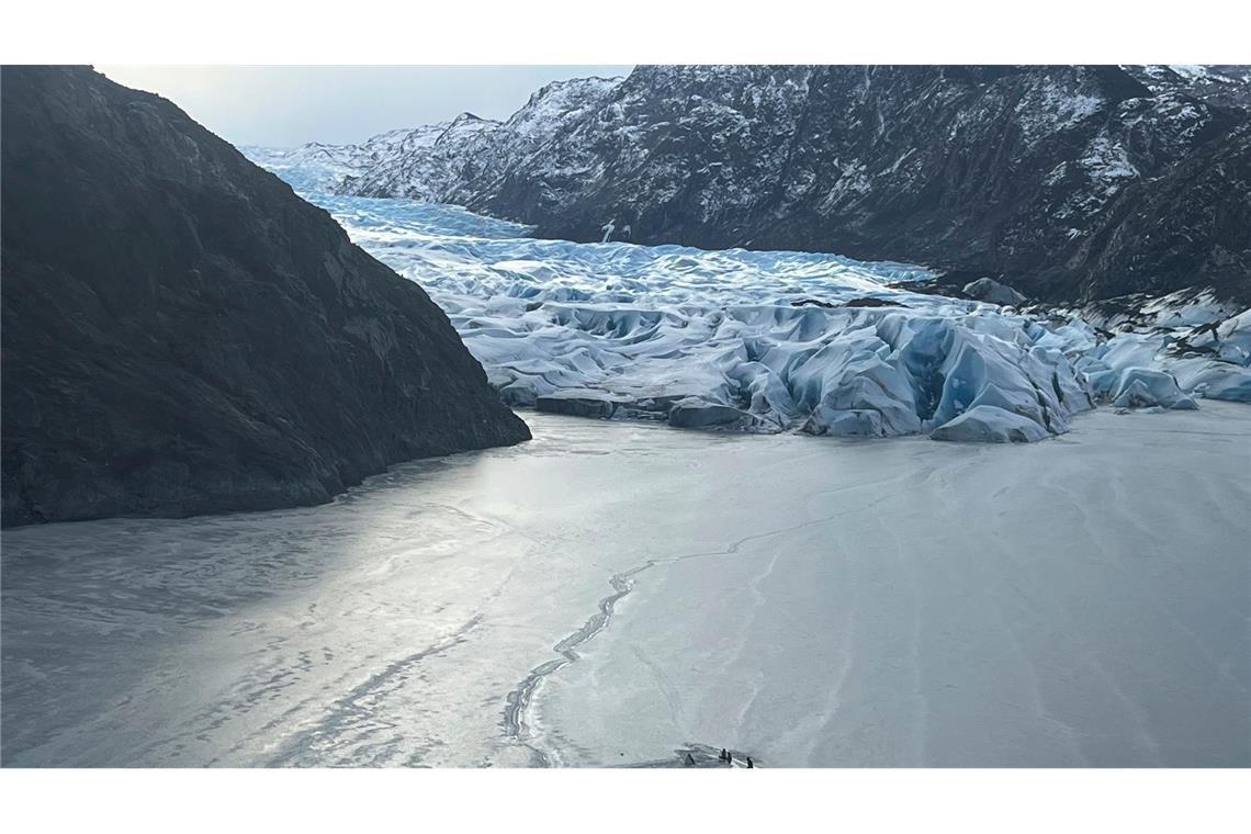 Kleinflugzeug stürzt auf zugefrorenen See in Alaska Das Kleinflugzeug stürzte auf einen zugefrorenen See und versank halb im Wasser.