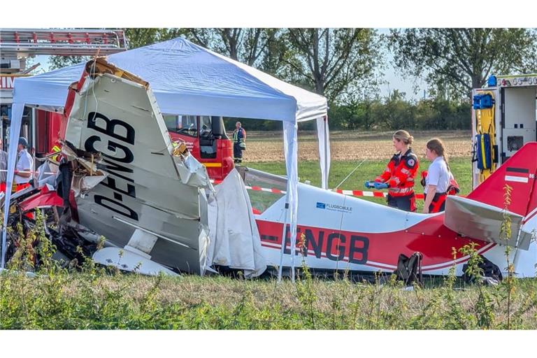 Das Kleinflugzeug stürzte aus bislang ungeklärter Ursache im Anflug auf einen Flugplatz in Weinheim ab.
