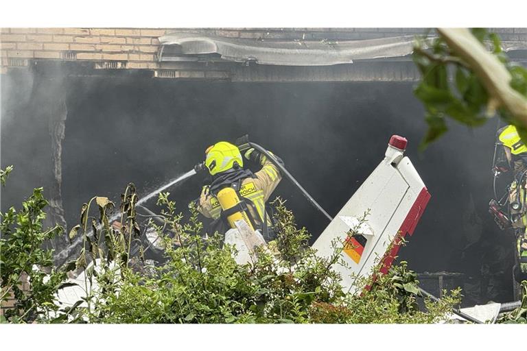 Das Kleinflugzeug stürzte in ein Wohnhaus.