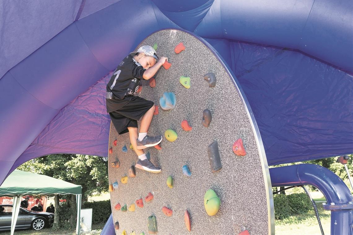 Das Kletterangebot mit einer beweglichen Boulderwand für alle Altersklassen war der Renner. Fotos: J. Fiedler