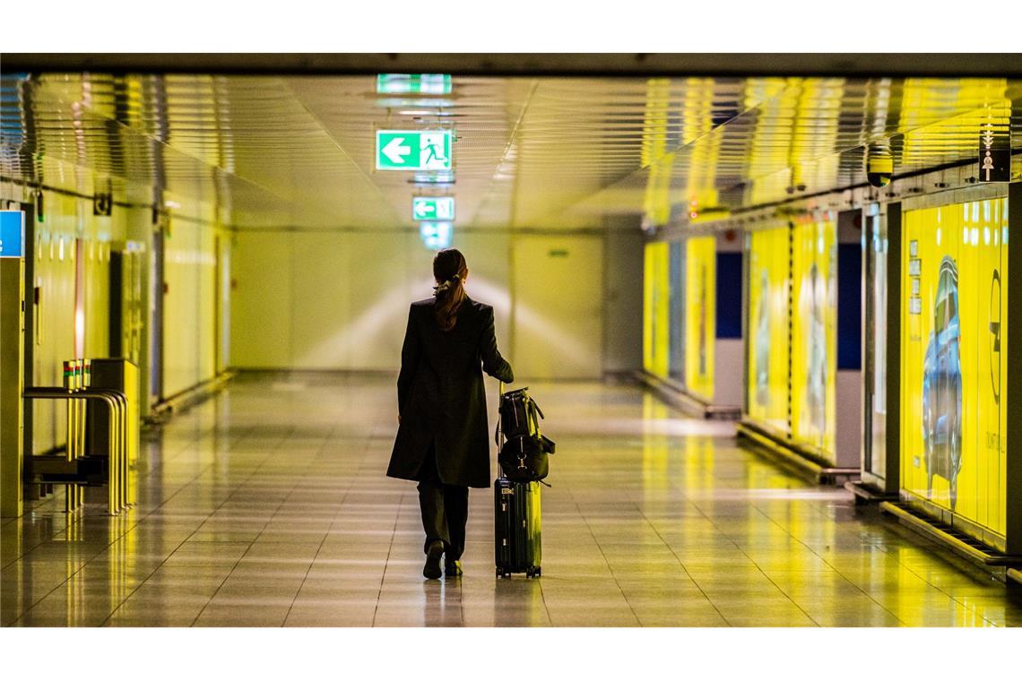 Für Geschäftsreisende kommt es aufs Frühstück an Das Klischeebild einer Geschäftsreisenden am Flughafen - das Flugzeug liegt als Verkehrsmittel klar vorne. (Symbolbild)