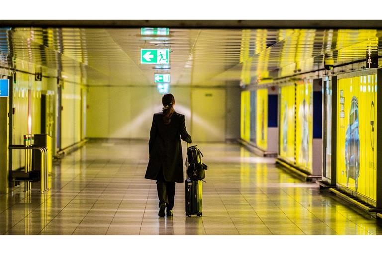 Das Klischeebild einer Geschäftsreisenden am Flughafen - das Flugzeug liegt als Verkehrsmittel klar vorne. (Symbolbild)