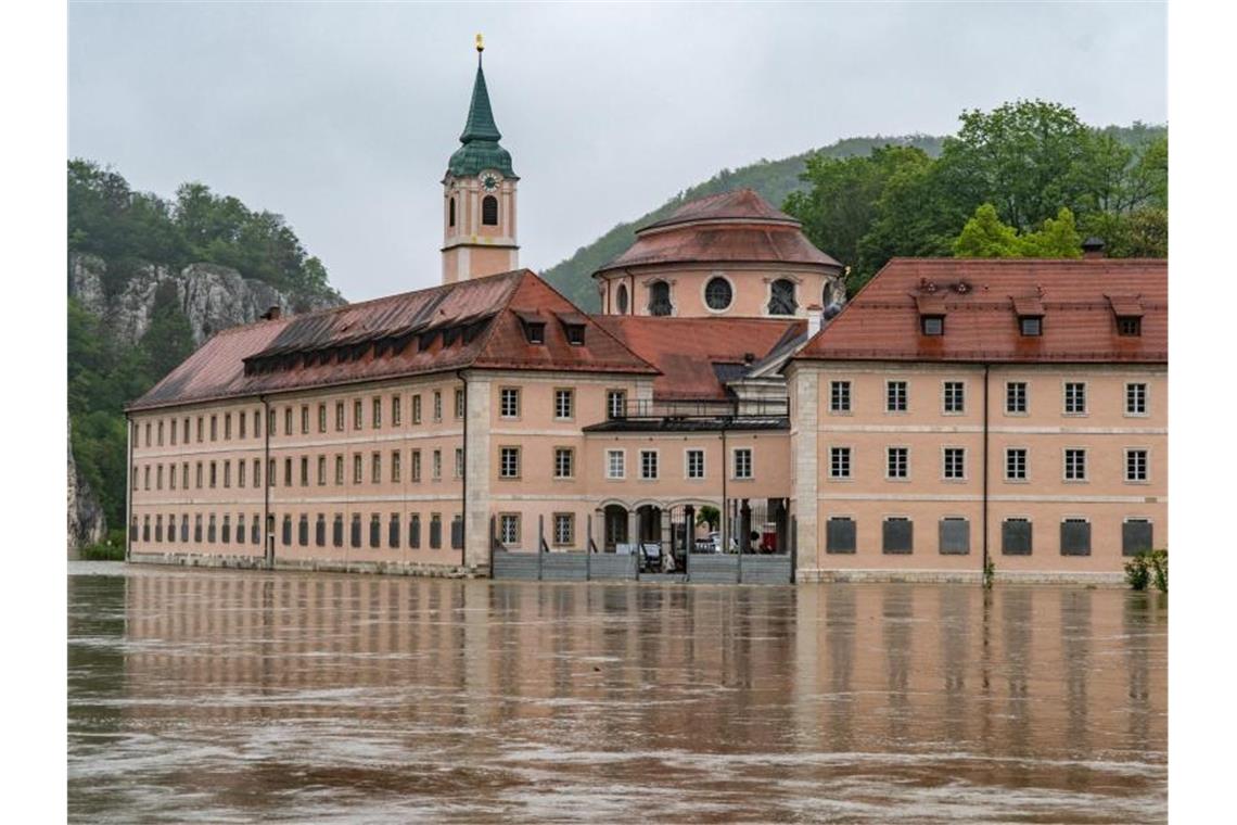 Hochwasserlage entspannt sich Das Kloster Weltenburg steht im Hochwasser der Donau. Foto: Armin Weigel
