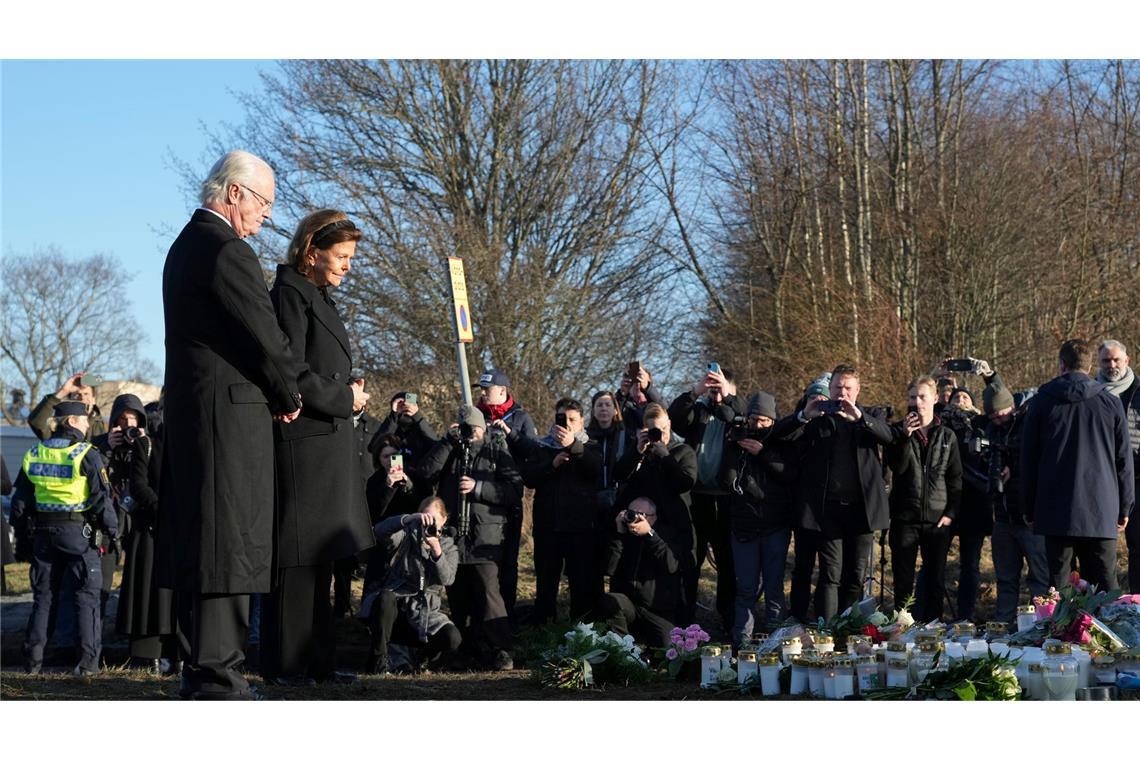 Das Königspaar legt in Örebro Blumen nieder.