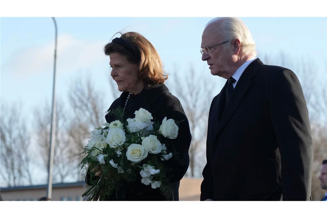 Das Königspaar legt in Örebro Blumen nieder.