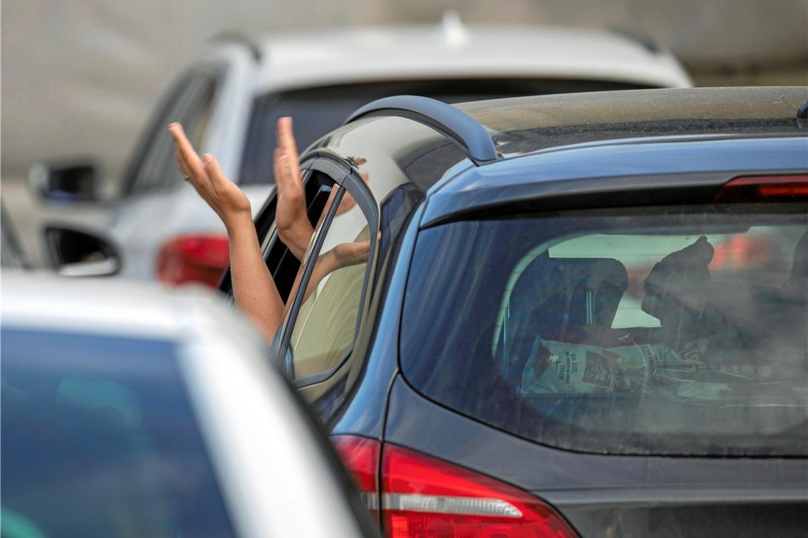 Das könnte auch bald ein Bild bei Hochzeiten sein: Gäste können in ihren Autos auf dem Hartplatz-Parkplatz hinter der Auenwaldhalle in Unterbrüden der Eheschließung folgen. Foto: A. Becher