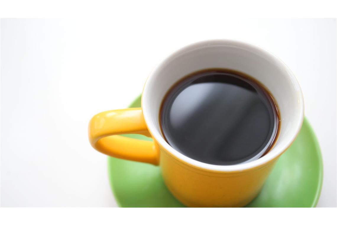 Das Koffein im Kaffee blockiert die Adenosin-Rezeptoren im Gehirn, wodurch man sich wacher und energiegeladener fühlt.