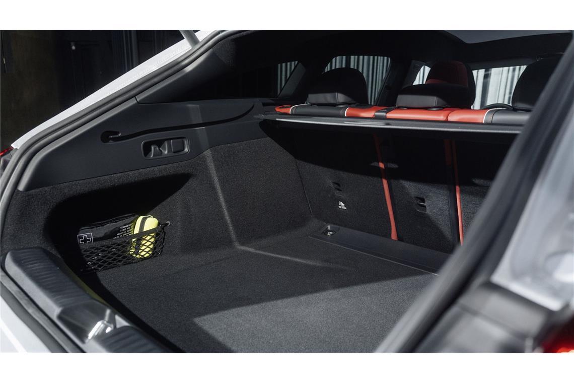 So sieht der neue Mercedes CLA Shooting Brake aus Das Kofferraumvolumen des Shooting Brake fasst, wenn die Hinterbank nicht umgeklappt ist, gerade mal 30 Liter mehr, als in dem viertürigen Coupé und kommt somit auf 455 Litern.