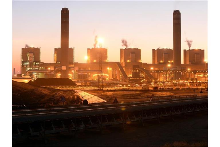 Das Kohlekraftwerk Medupi in Südafrika bei Sonnenuntergang. Foto: Eskom/dpa