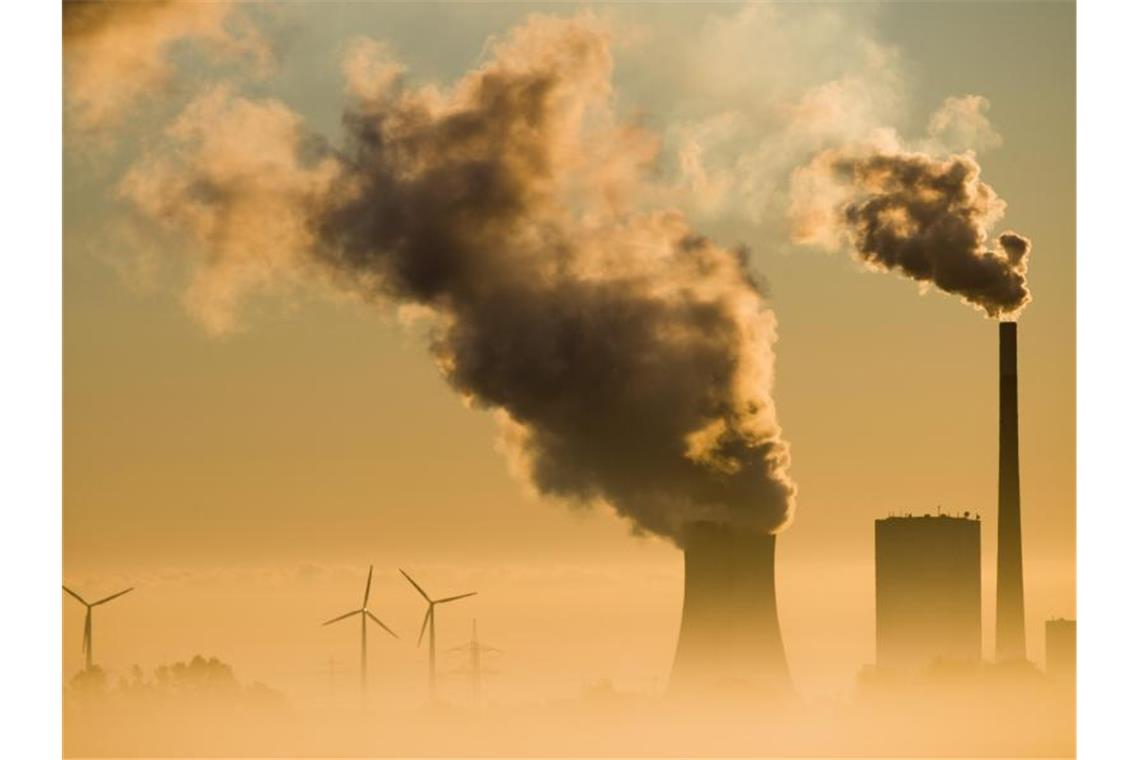 Länder-Umweltminister: Regierung soll CO2-Steuer prüfen Das Kohlekraftwerk Mehrum und Windräder produzieren Strom. In der Generation 55 plus lehnen nach einer YouGov-Umfrage 58 Prozent so eine Steuer „voll und ganz“ oder „eher“ ab. Foto: Julian Stratenschulte